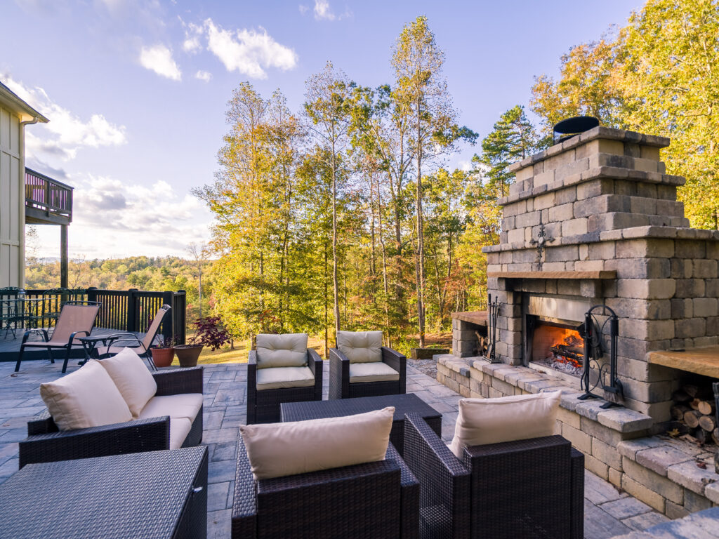 Modern backyard patio with porcelain pavers, built-in fire pit, and lounge seating – patio ideas